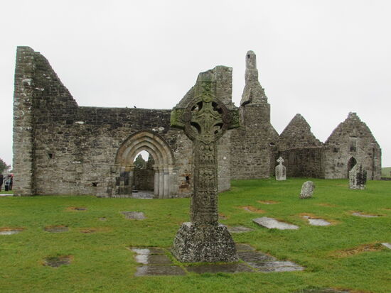 Blick auf einen der Eingänge in die Kathedrale der Klosteranlage.