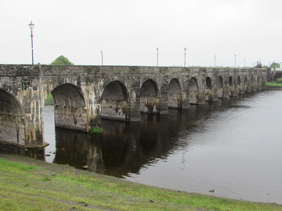 Eine alte Brücke über den Shannon am kleinen Ort Shannonbridge.