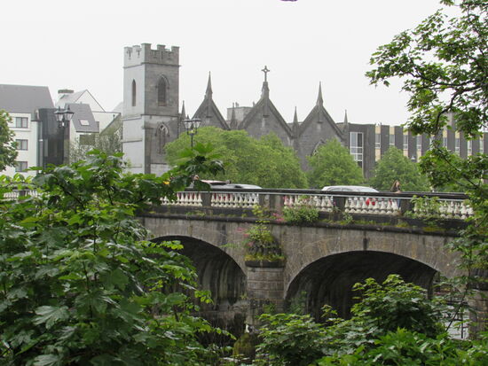 Gegenüber der Kathedrale