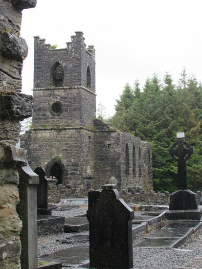 In Cong gehen wir zunächst zu den Ruinen einer kleinen Kirche.