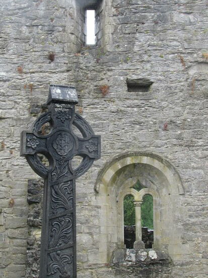 Gegenüber der Kirche  die Überreste eines Klosters.