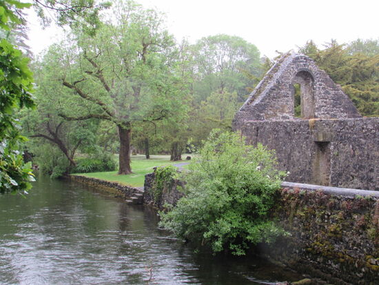Das ehemalige Kloster grenzt direkt an einen schönen Park ..... und es regnet mal wieder...