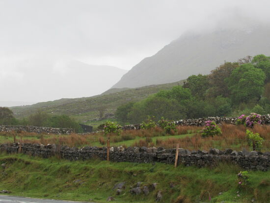 Die Berge sind in dichtem Dunst eingehüllt.