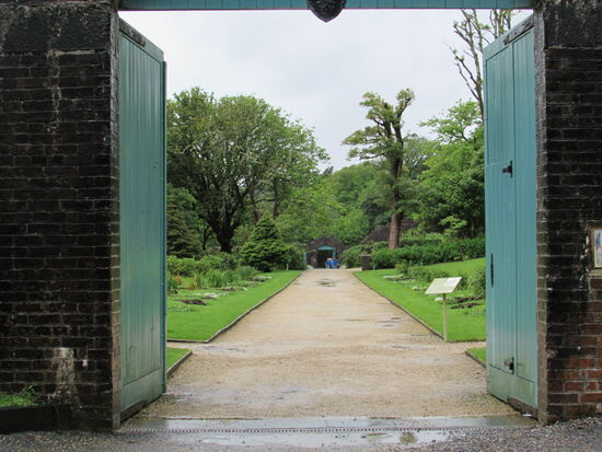 Schon der erste Blick durch das Eingangstor lässt die Schönheit des Gartens erahnen.