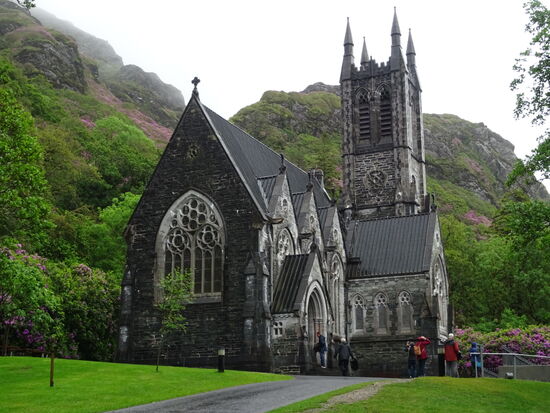 Wenige Gehminuten weiter eine Kirche . Der ehemalige Hausherr hat sie für seine Gattin erbauen lassen.