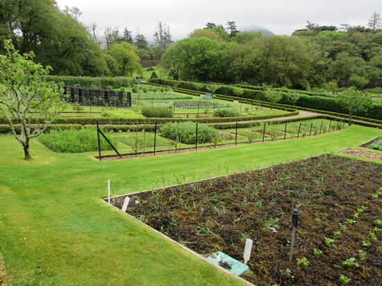 Im hinteren Teil befindet sich ein Nutzgarten. Zu Zeiten als das Herrenhaus als Kloster diente, versorgten sich die Nonnen selbst mit Obst und Gemüse.