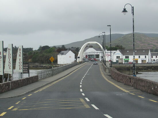 Die Michael Dawit Bridge führt über den Achill Sound.