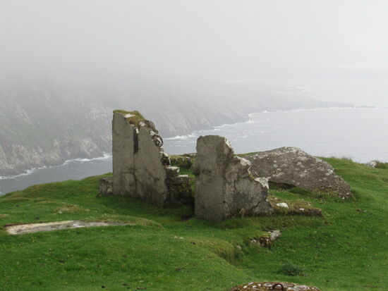 Unser erstes Ziel, die Ruine oberhalb der Bucht.