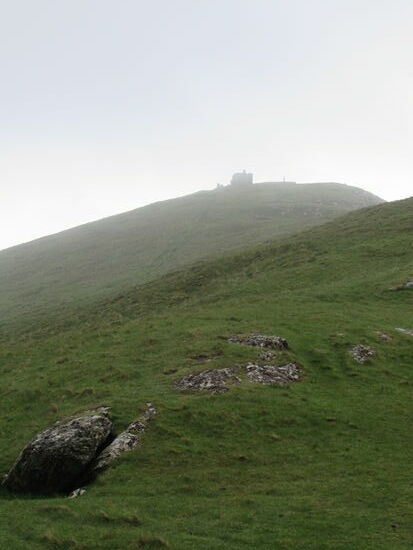 Ein Blick zurück und wir sehen noch einmal die Ruine.