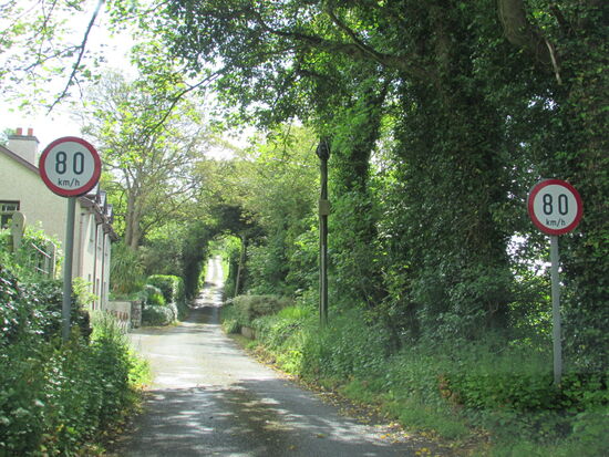 Hier geht es zum Ausgangspunkt unserer Wanderung. Man beachte die Höchstgeschwindigkeit für diese schmale Straße....