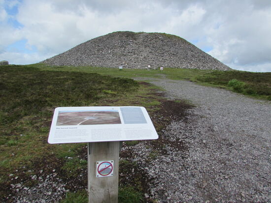 Das riesige Grab liegt vor uns. Es ist natürlich streng verboten es zu besteigen.