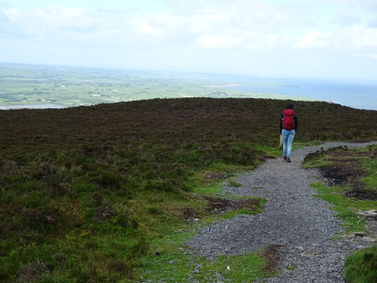 Über eine riesige Heidefläche gehen wir auf der anderen Seite des Grabes in Richtung Atlantik.