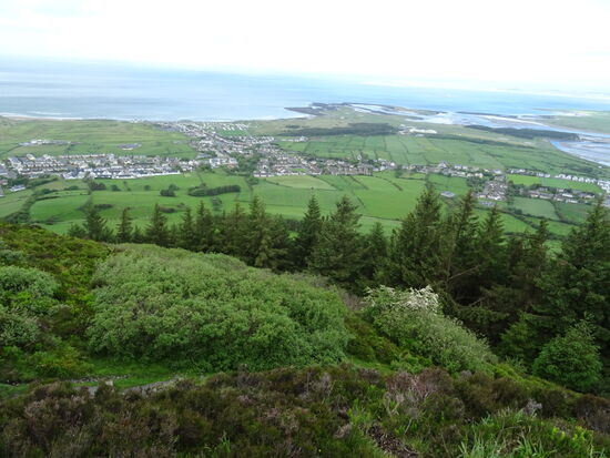 Die Aussicht ist toll. Wir beschließen nach dem Abstieg dort unten einen Tee zu trinken.