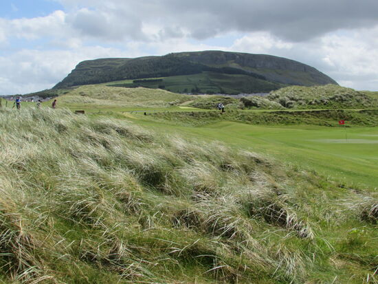 Von Strandhill blicken wir noch mal auf den Berg. Das Grab kann man von dieser Seite leider nicht sehen.