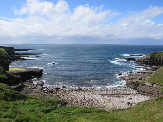 Rauhe und zerklüftete Küstenlandschaft - super schön.