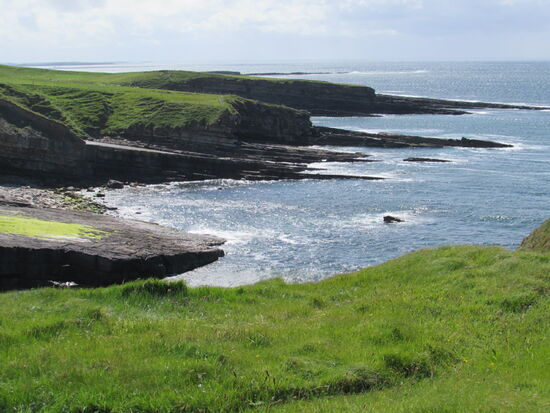 Hinter jeder Kurve präsentiert das Meer und die Felsen ein neues Schauspiel.