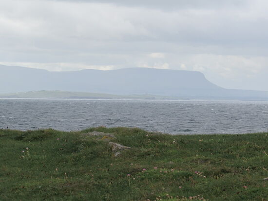 Auf der anderen Seite der Landzunge ist der Benbulben zu sehen 