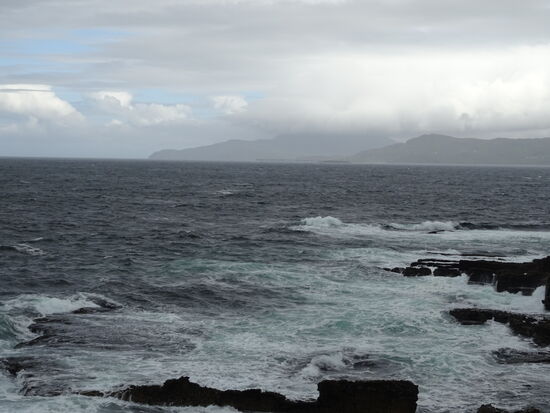 Noch ist der Grat der Klippen im Wolkendunst eingehüllt. Aber der Himmel scheint aufzureißen.