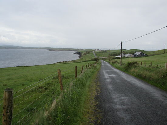 Angesichts der relativ guten Sicht, haben wir beschlossen von hier direkt zu den Slieve Leageus zu fahren. Erstmal geht es wieder runter von der schmalen Landzunge.