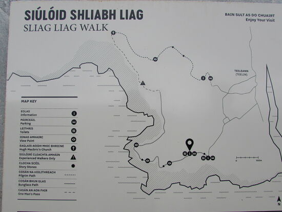 Am Parkplatz befindet sich eine Übersichtskarte. Mit Rucksack und Wanderstiefel machen wir uns auf den Weg.