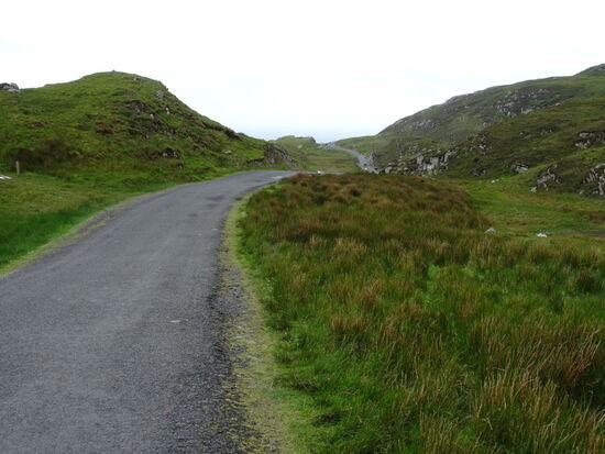 Zunächst geht es über eine Straße aufwärts.