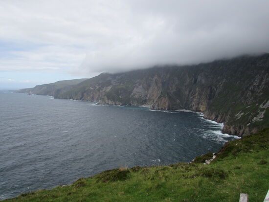 Dann liegen die Klippen vor uns, doch der Grad ist noch immer in dicken Wolken verhüllt.