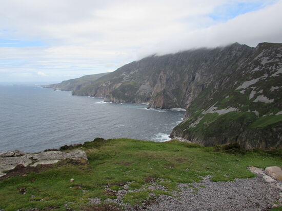 Es geht ein starker Wind und so werden die Klippen immer mehr in ihrer Gesamtheit sichtbar.
