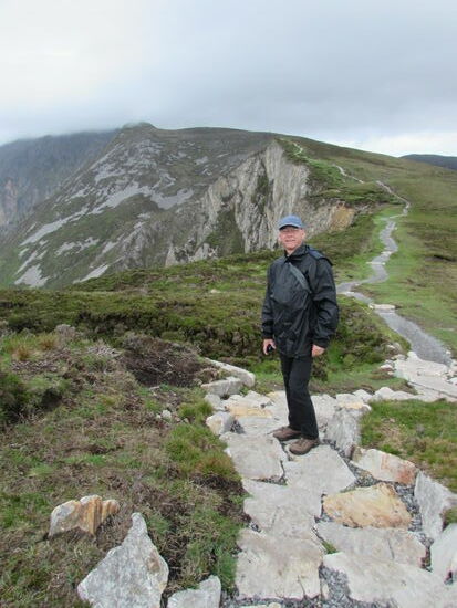 Über lange Teilstücke sind Steinstufen gelegt.