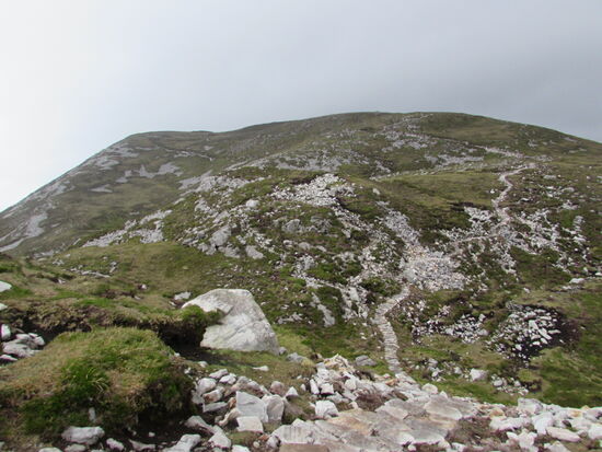 Mit der Zeit wird der Weg steinig und es bläst ein heftiger Wind. Ich habe immer öfter Schwierigkeiten mich auf den Beinen zu halten.