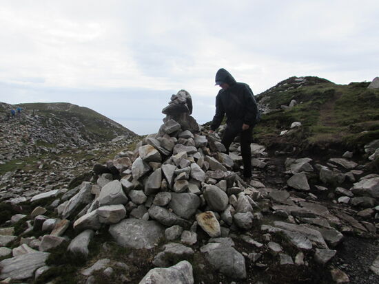 Hier kehren wir um. Den gesamten Rundweg hätten wir wegen der starken Regenfälle der vergangenen Tage ohnehin nicht gehen können. Wir würden in dem moorigen Untergrund weiter unten  nicht vorwärts kommen. Hier hoben zieht es sich mehr und mehr zu.