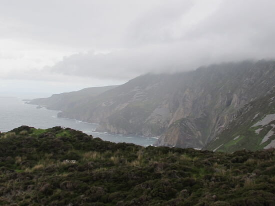 Inzwischen ist der Kamm der Klippen wieder in den Wolken verschwunden.