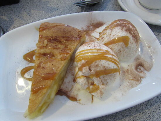 Wir trinken noch einen Kaffee und genießen dazu Applepie und Vanilleeis.