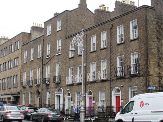 Nachdem es uns geglückt ist einen Parkplatz zu finden, ziehen wir los. Mich faszinieren sofort die bunten Haustüren.