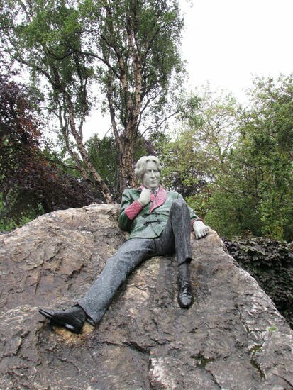 In einem Park hat es sich Oscar Wilde bequem gemacht. Er war ein irischer Schriftsteller.