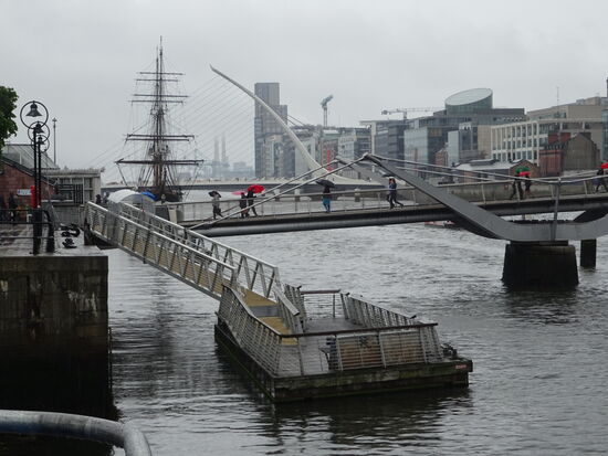 Interessante Brückenkonstruktionen über den Liffey River.