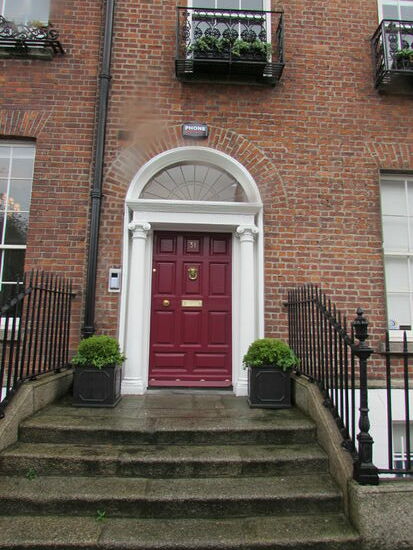 Und eine letzte Haustür. Wir sind komplett durchnässt.
Wir hätten noch Stunden durch die Straßen von Dublin bummeln können - eine charmante Stadt, wie wir finden.