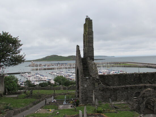 Die Überreste der Kirche. Sie liegt etwas oberhalb vom Jacht- Hafen.