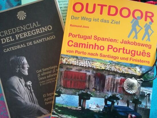 Drei wichtige Dinge sind angeschafft : Wanderführer, Pilgerausweis und natürlich die Jakobsmuschel 