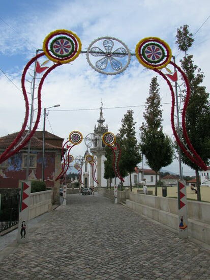 Der Ort ist aufwendig geschmückt. Aber wir beobachten wie er gerade abgebaut wird.