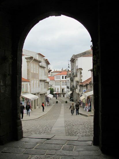 Wir gehen durch die Altstadt in Richtung der spanischen Grenze.