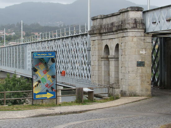 Wir queren diese Brücke.