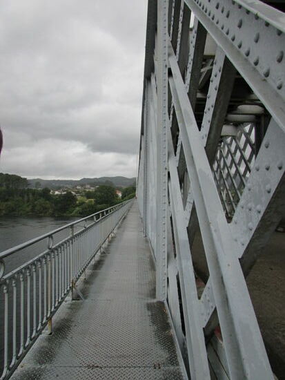 Auf der anderen Seite ist Spanien.