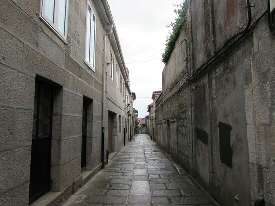 Durch die Gassen von Tui gehen wir zu dem Hostel, das wir uns gerade bei booking.com ausgesucht haben.