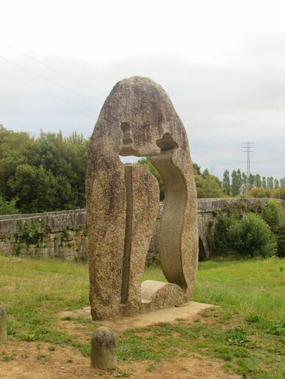 Am Ortsausgang von Tui sehen wir diesen riesigen Stein der direkt vor einer Brücke aus dem Mittelalter steht.