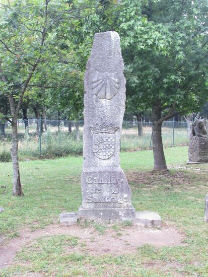Nahe dem nächsten Ort sehe ich diesen römischen Meilenstein. Ein Zeugnis, wie lange dieser Pilger Weg schon existiert.