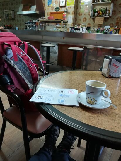 Nach gut 2 Stunden bin ich in Redondela angekommen und ich suche mir eine Lokalität für ein Frühstück. Natürlich bekomme ich dort auch einen Stempel 
Ich buche mir auch schon mal das Hostel für die nächste Nacht.