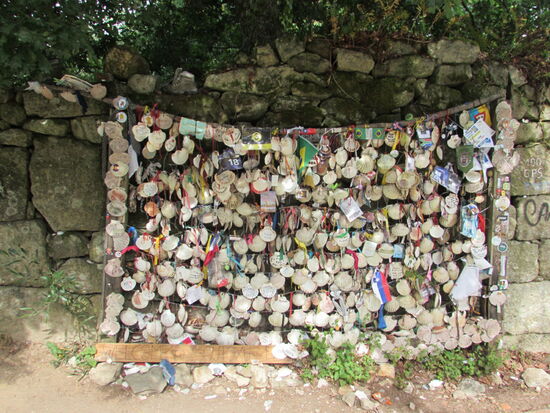 Wieder ein Ort an dem Pilger eine Spur hinterlassen haben.