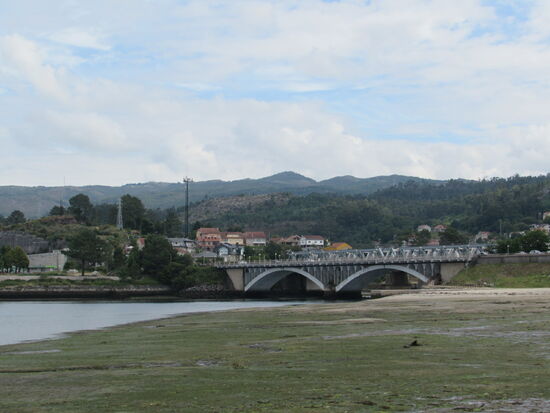 Eine Brücke über den Fluss Verdugo.