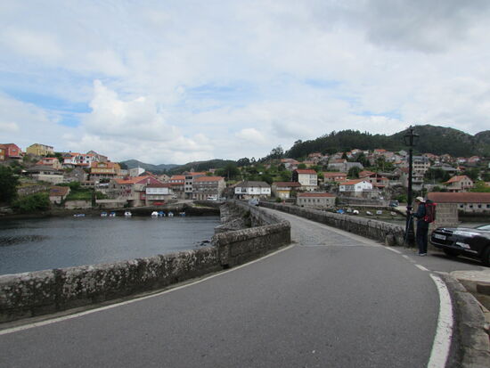 Auf der anderen Seite ist der Ort Ponte Sampaio.