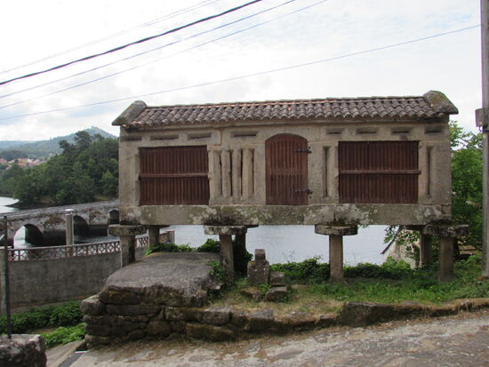 Ein Kornspeicher aus alten Zeiten. Die habe ich schon sehr häufig gesehen.
